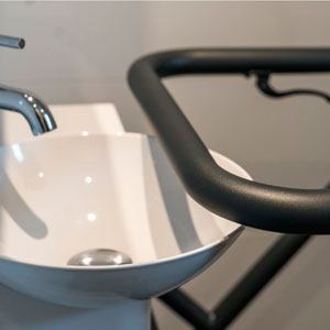 Rollator bij de wastafel